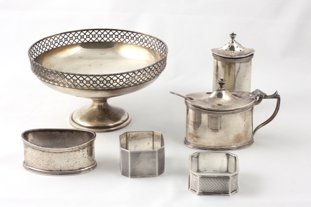 A silver cruet set hallmarked Birmingham, 1975, of oval form with reeded border, comprising