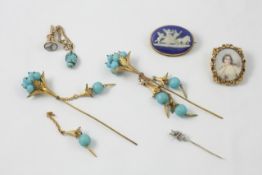 Six pieces of jewellery mainly brooches and pins comprising a 9ct gold mounted Wedgewood brooch, a