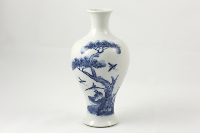 A 19th century Chinese vase with blue and white painted decoration, height 16.5cm In good overall