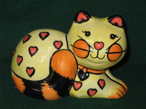 LORNA BAILEY CERAMIC `VALENTINE THE CAT` FIGURE. LIMITED EDITION No. 40/75 WITH CERTIFICATE OF