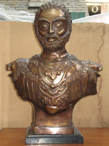 MODERN RESIN FILLED BRONZE BUST IN THE STYLE OF A ROMAN GLADIATOR, APPROXIMATELY 66cm HIGH