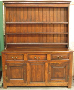 OAK KITCHEN DRESSER FITTED WITH THREE DRAWERS ABOVE THREE CUPBOARD DOORS AND PLATE RACK