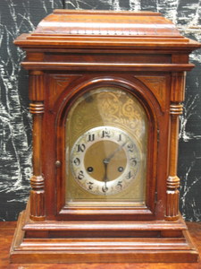 WOODEN CASED MANTEL CLOCK WITH GILT METAL DIAL