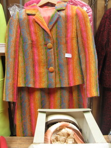 VINTAGE 1960`S FRANK USHER TWO PIECE DRESS SUIT, TWO VINTAGE DRESS HATS IN ORIGINAL BOX PLUS ONE