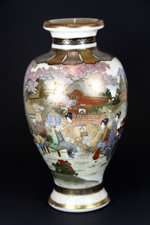 A fine quality Japanese 19thC hand painted and gilded Kutani vase H.31cm