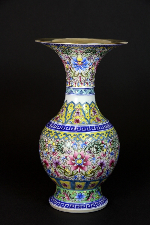 A very fine Chinese enamelled and gilt porcelain vase with flared neck H23 D13cm