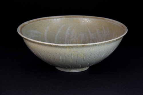 A Chinese Song dynasty style incised and celadon glazed stoneware bowl D.17.5cm H.7cm probably