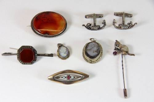 A quantity of vintage silver and other jewellery.