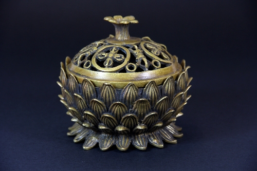 A Sino-Tibetan bronze censor and cover with dorje finial H.9cm D.10cm