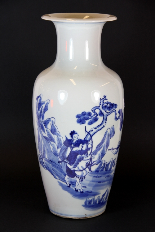 A fine 19th/20thC Chinese hand painted porcelain vase, with flared neck. H.38