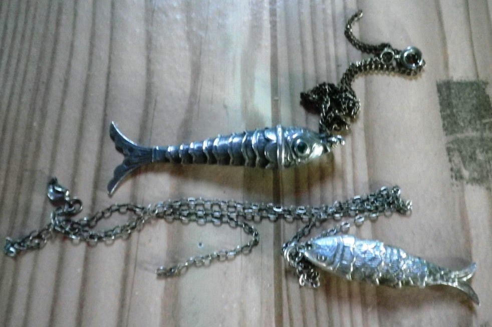 Two Continental silver articulated fish, each suspended from a fine link chain.  4cm & 5.5cm.