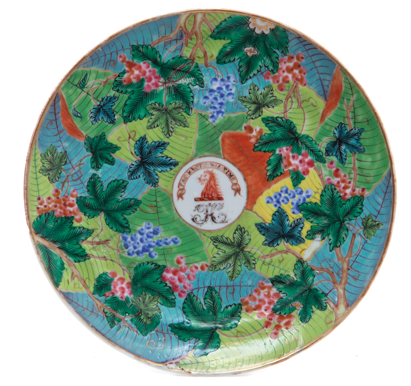 Chinese Tobacco Leaf armorial porcelain plate circa 1810, centering crest and H (probably Hill