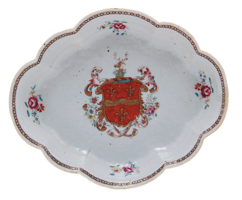 Chinese Hickes armorial porcelain shaped dish circa 1765, oblong dish with chain band, floral sprays