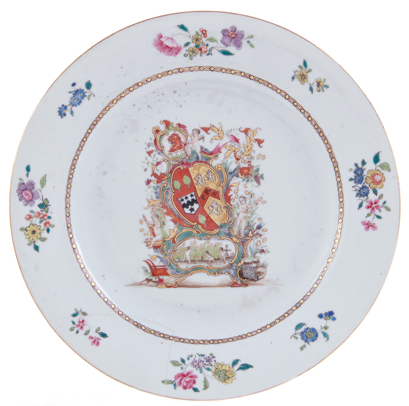 Chinese Coggan armorial porcelain plate Qing Dynasty, circa 1760, floral spray over chain band