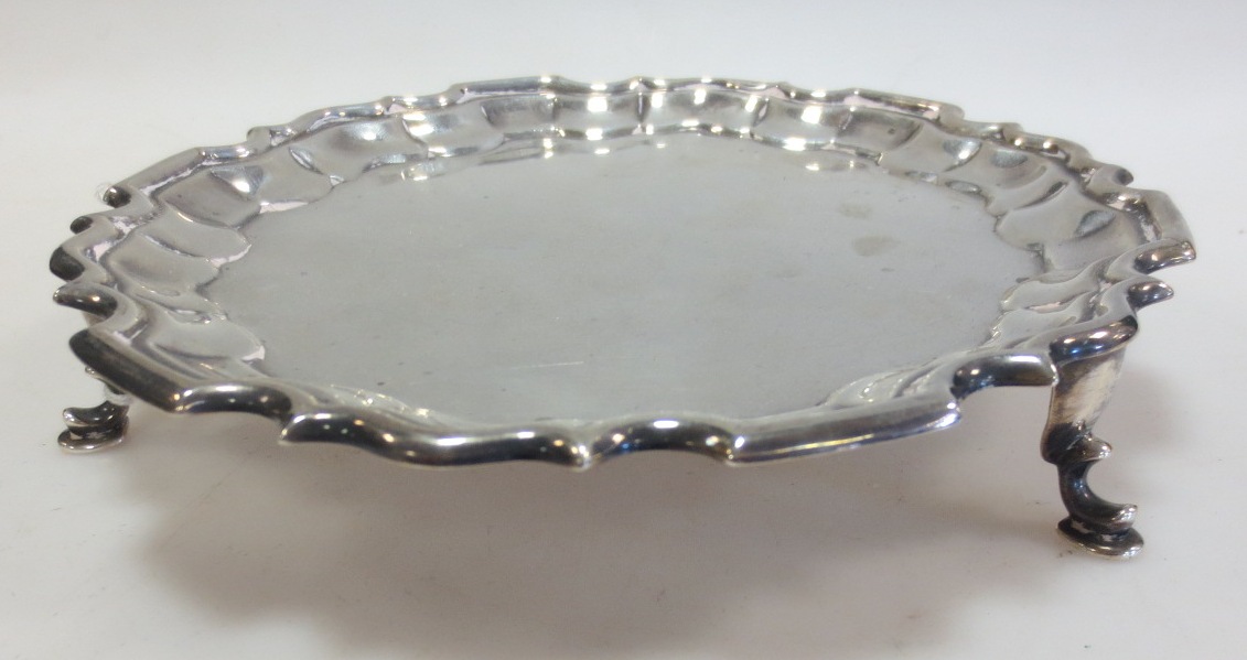 A small silver piecrust salver (London 1910) 6 1/2 oz A small silver piecrust salver (London 1910) 6
