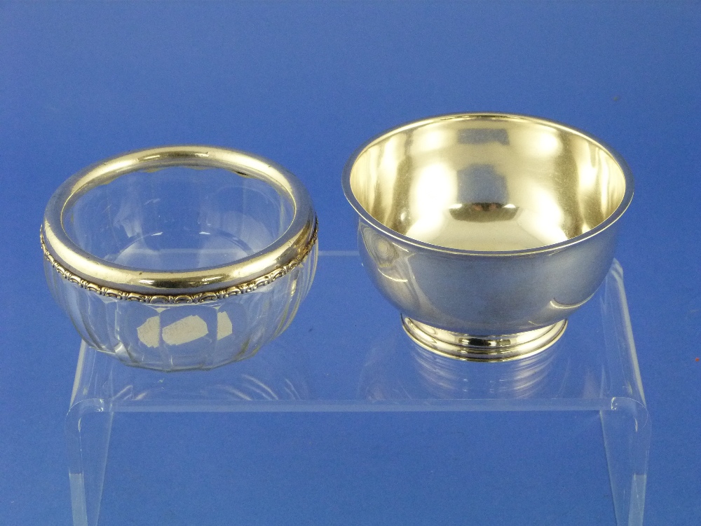 A silver child`s Bowl, hallmarked London, 1900, of plain form, 4in (10.25cm) diameter, approximate