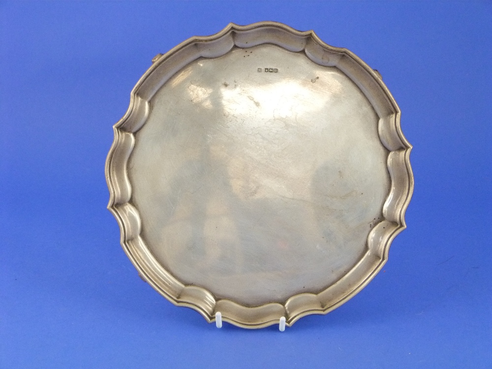 A George V silver Salver, hallmarked Sheffield, 1929, of circular form with pie-crust border and
