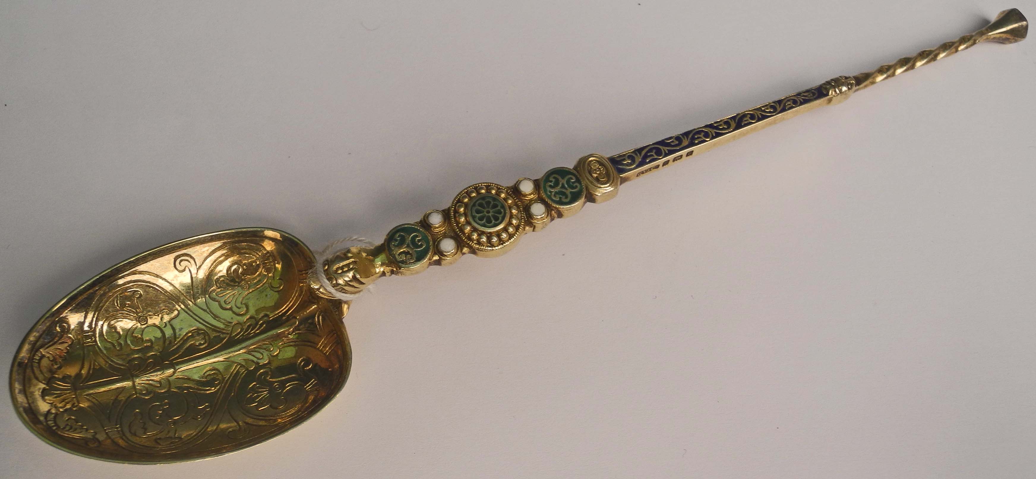 An early 20th Century Birmingham hallmarked silver gilt annointing spoon, with twist seal top, and