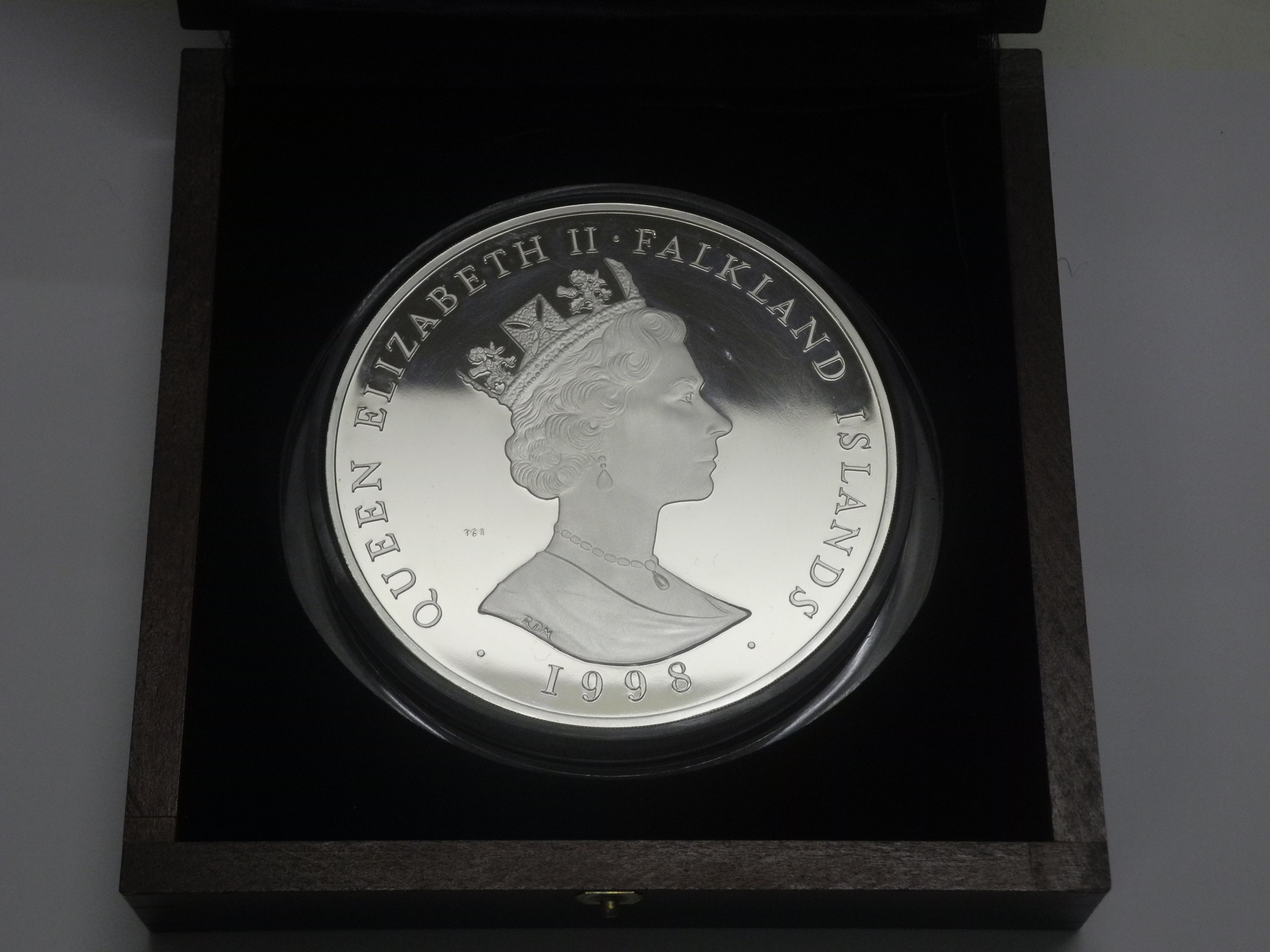 A 1kg commemorative silver five Pounds medallion, dated in 1985 in respect of the Queen Mother`s