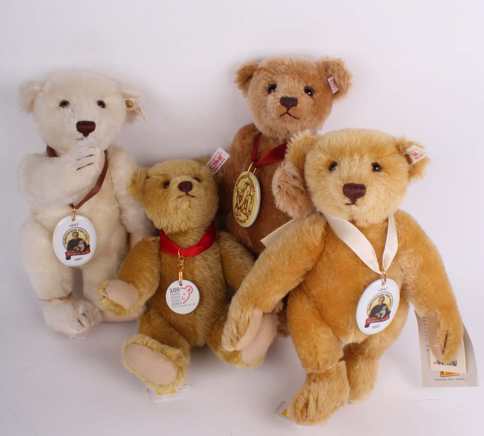 Four contemporary Limited edition Steiff Teddy bears, Margarete, Steiff Museum Charms around