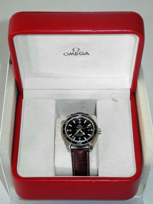 A gent`s 2006 Omega Seamaster Co-axial chronometer wrist watch, with black bezel and dial,