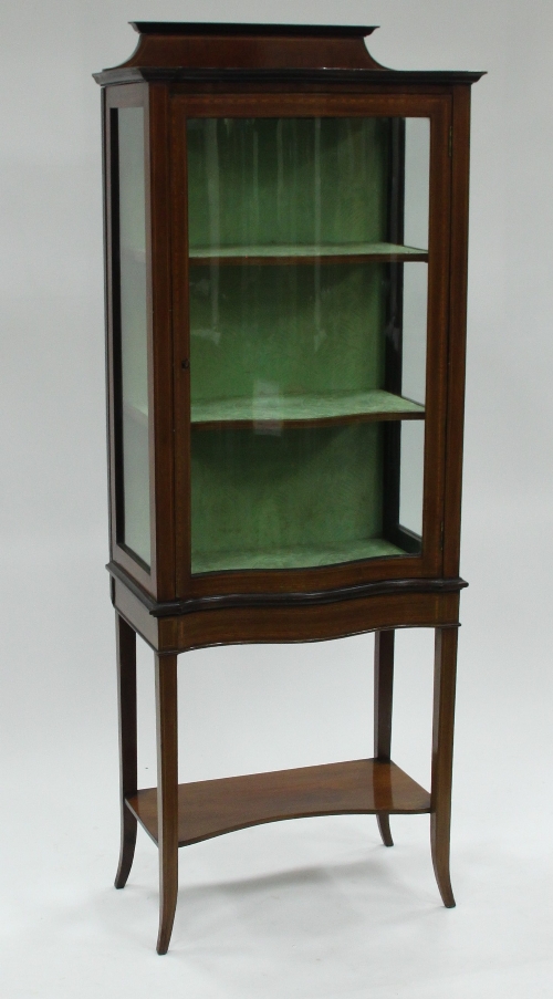 An Edwardian mahogany display cabinet with serpentine glass panelled door, 59.5cm (23.5") wide