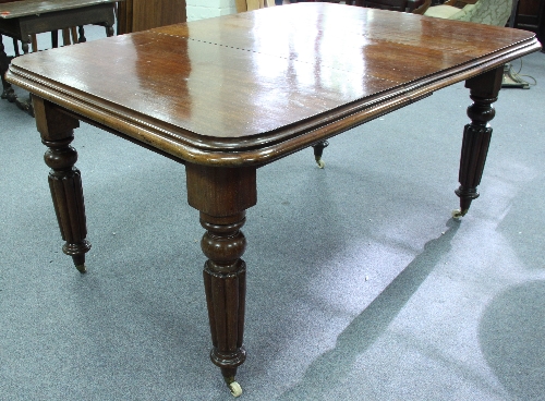 A Victorian mahogany dining table, with one extra leaf, on reeded legs with castors, 146cm (57.5")