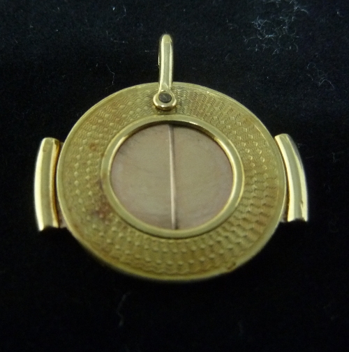 A 9ct gold cigar cutter with engine-turned decoration, approximately 84gm