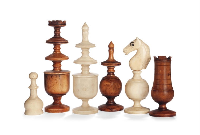 A FRENCH BONE 'REGENCE' PATTERN CHESS SET
EARLY 19TH CENTURY
The king and queens with urn shaped