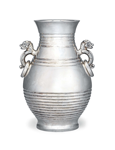 A Japanese Large Silver Vase 
Taisho Period (20th century) 
In archaic style with ribbed body and