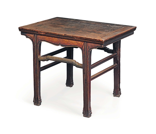 A CHINESE ELM TABLE 
19TH CENTURY 
With framed top, shaped friezes and moulded legs ending in scroll
