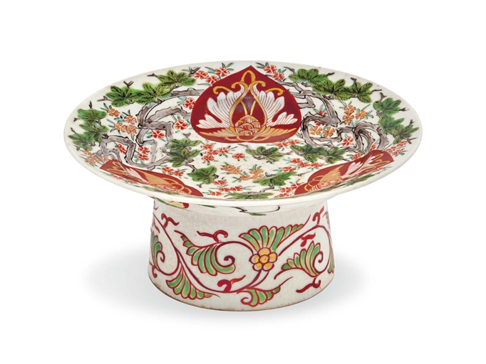 A Japanese Imari Footed Dishes in Kenjo style 
Edo Period (late 17th century) 
The shallow dish on