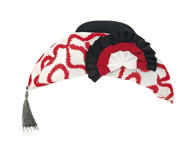 A BLACK, WHITE AND RED BICORNE HAT 
VIVIENNE WESTWOOD, 21ST CENTURY 
The crown of black felt, the