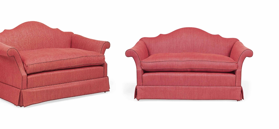 A PAIR OF QUEEN ANNE-STYLE BEECH SOFAS 
LATE 20TH CENTURY 
Each with arched back covered in red