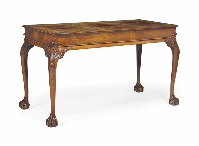 A GEORGE I-STYLE WALNUT CENTRE TABLE 
EARLY 20TH CENTURY 
The moulded top above a cavetto frieze and