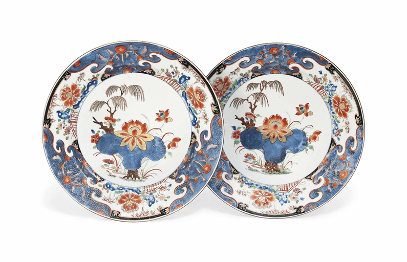 A PAIR OF CHINESE VERTE-IMARI DISHES 
EARLY 18TH CENTURY 
Each decorated in gilt and enamels with