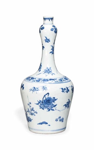 A CHINESE BLUE AND WHITE MALLET-FORM VASE 
TRANSITIONAL PERIOD, CIRCA 1630-50 
Decorated with