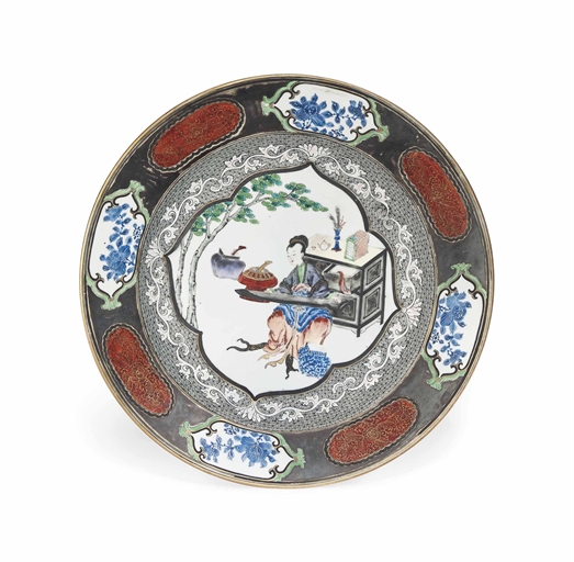 A LARGE CHINESE FAMILLE ROSE 'SILVERED BORDER' DISH 
YONGZHENG PERIOD (1723-1735) 
Enamelled with