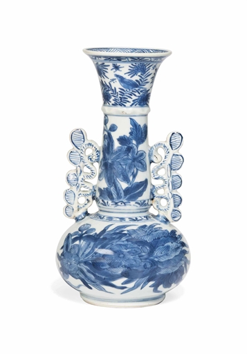 A CHINESE BLUE AND WHITE BOTTLE VASE 
KANGXI/YONGZHENG PERIOD, CIRCA 1720-1730 
Modelled after a