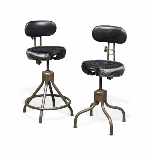 A NEAR-PAIR OF ENGLISH PAINTED STEEL AND LEATHER OFFICE CHAIRS 
BY EVERTAUT, MID 20TH CENTURY