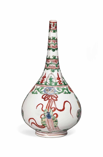 A CHINESE FAMILLE VERTE SPRINKLER BOTTLE 
KANGXI PERIOD (1662-1722) 
The pear-shaped body with