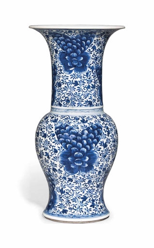 A CHINESE BLUE AND WHITE 'PHOENIX-TAIL' VASE 
KANGXI PERIOD (1662-1722) 
Decorated all over in