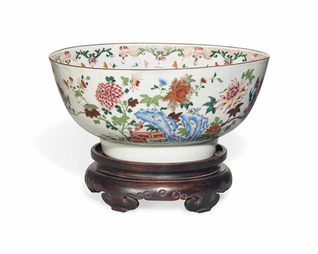 A LARGE CHINESE FAMILLE ROSE PUNCH BOWL 
EARLY QIANLONG PERIOD (1736-1795) 
Finely enamelled and