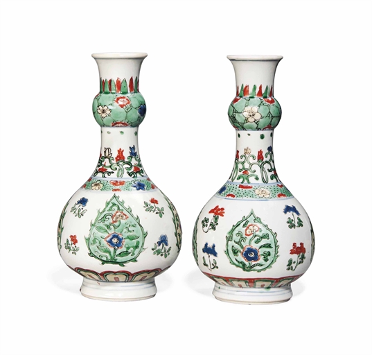 A PAIR OF CHINESE FAMILLE VERTE GARLIC-NECK BOTTLE VASES 
KANGXI PERIOD (1662-1722) 
Each brightly