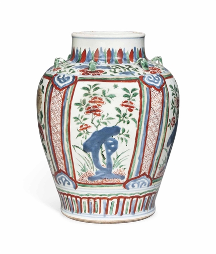 A CHINESE WUCAI BALUSTER VASE 
17TH CENTURY 
With moulded Buddhist lion lug handles to the shoulder,