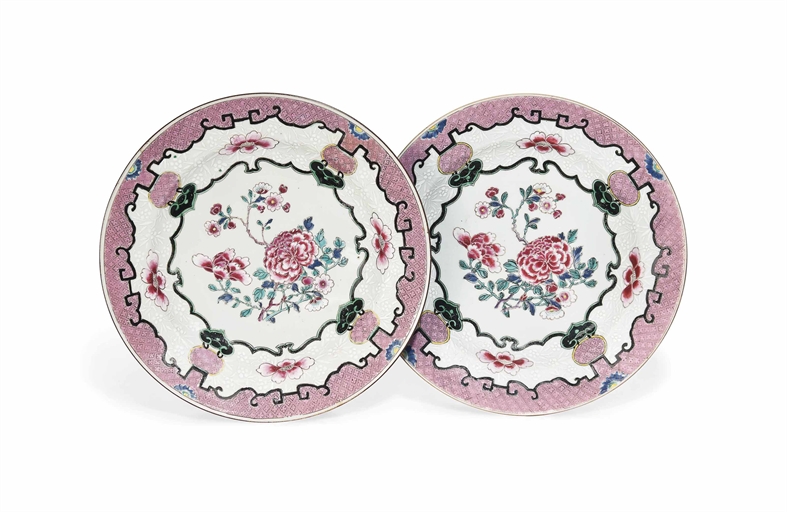 A PAIR OF LARGE CHINESE FAMILLE ROSE DISHES 
YONGZHENG PERIOD (1723-35) 
Decorated in gilt and