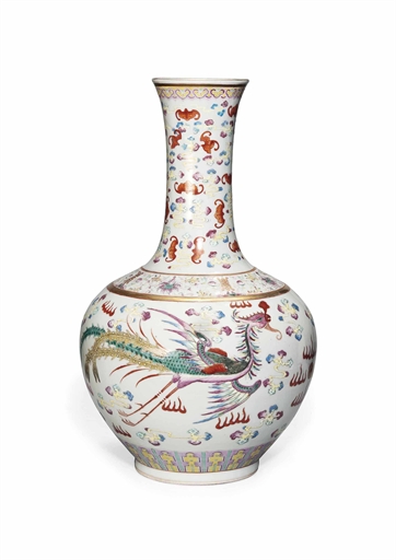 A CHINESE FAMILLE ROSE BOTTLE VASE 
GUANGXU IRON RED SIX-CHARACTER MARK AND OF THE PERIOD (1871-