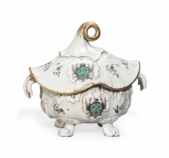 A CHINESE ARMORIAL ROCOCO SOUP-TUREEN AND COVER FOR THE FRENCH MARKET 
QIANLONG PERIOD, CIRCA
