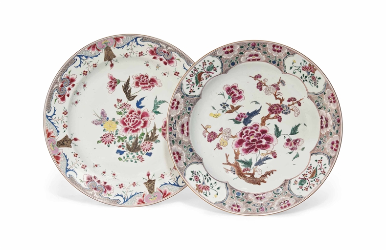 A PAIR OF LARGE CHINESE FAMILLE ROSE DISHES 
YONGZHENG PERIOD (1723-35) 
Decorated in gilt and