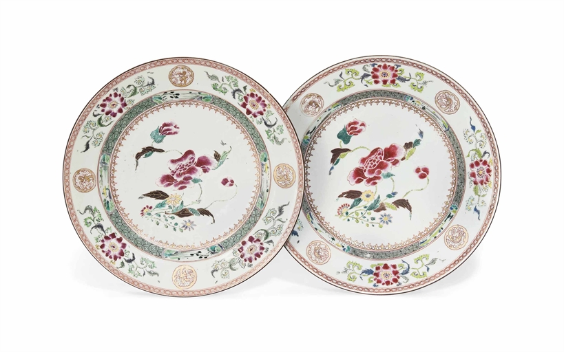 A PAIR OF LARGE CHINESE FAMILLE ROSE DISHES 
YONGZHENG PERIOD (1723-35) 
Decorated and gilt with a